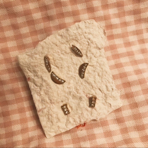 Dainty diamond earrings - Picture 1 of 2